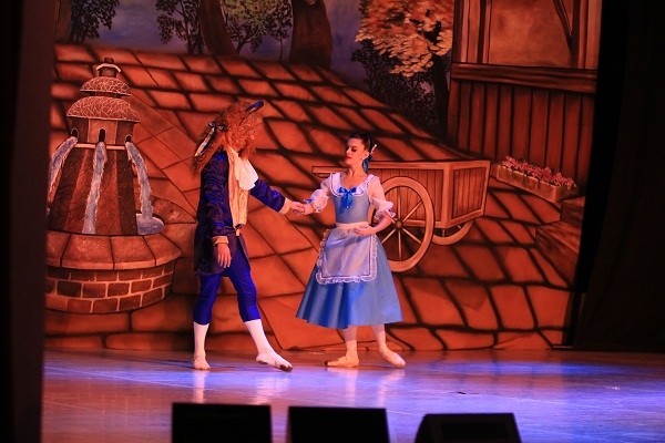 Isabela Leite e João Paulo Monteiro Dias dividem a cena em clássico 'A Bela e a Fera'